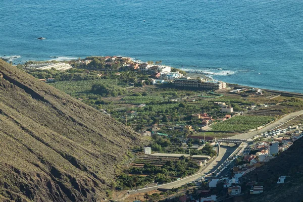 Vista aérea del Valle Gran Rey, también conocido como el valle del gran rey, en la Isla de La Gomera. Se ha convertido en un destino de vacaciones popular en las Islas Canarias, España — Foto de Stock