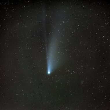 C 2020 F3-NEOWISE kuyruklu yıldızı yıldızların arasında gece kapanıyor. 27 Temmuz 2020 'de Tenerife' nin güneyinde çekilmiştir..