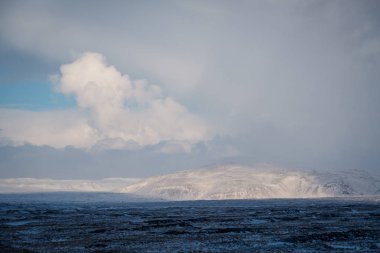 Dramatik İzlanda yatay, kar dağların kaplı. İzlanda'daki soğuk kış günü.