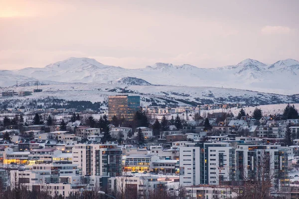 现代城市发展在雷克雅未克 冰岛前面的积雪覆盖的山脉和峡湾 — 图库照片