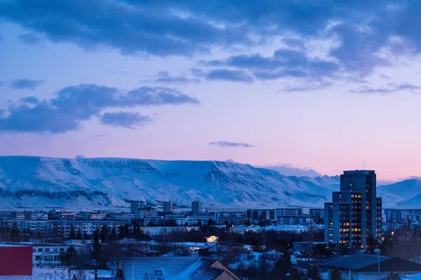 Frühen Morgen Aufnahme Einer Modernen Stadtentwicklung Reykjavik Island Vor Schneebedeckten — Stockfoto