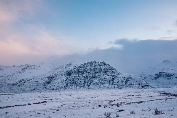 戏剧性的冰岛风景与积雪覆盖的山脉 冰岛冷冬日 — 图库照片