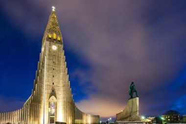 Gece lutheran Kilisesi tanımlıkHallgrimskirkja vurdu. Sermaye şehir İzlanda Reykjavik kış.