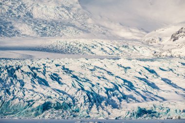 Kışın dramatik İzlanda manzara. Büyük buz buzul karla kaplı. İzlanda kışın.