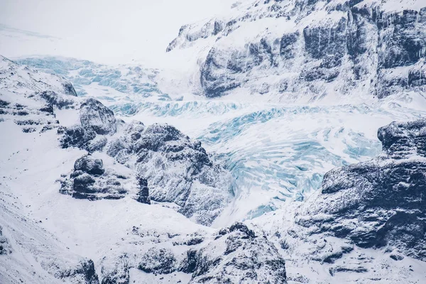 雪で劇的なアイスランド風景冷凍氷河と Warefalls でロッキー山脈を覆われて — ストック写真
