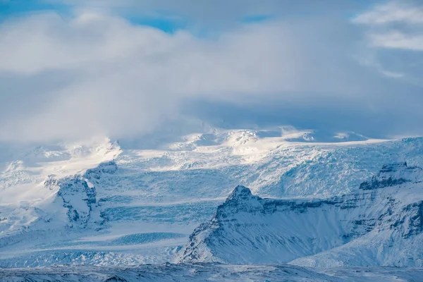 戏剧性的冰岛风景与雪覆盖的岩石山脉与冰冻冰川和 Warefalls — 图库照片