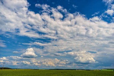  güzel manzara. South Moravia, Çek Cumhuriyeti kırsal alanlara yukarıda geçen bulutlar.