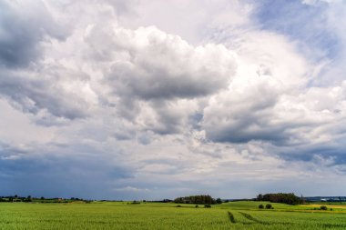  güzel manzara. South Moravia, Çek Cumhuriyeti kırsal alanlara yukarıda geçen bulutlar.