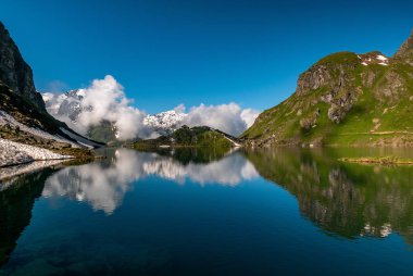 İsviçre Alpleri yansıması Lac de Louvie - yukarıda Val de Bagnes Vadisi, İsviçre dağ gölü su.