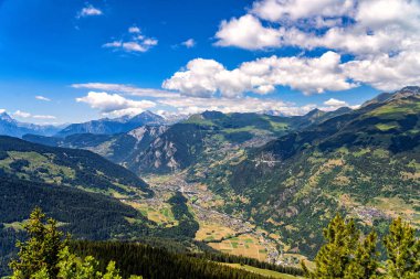 İsviçre Alpleri'nde güzel Peyzaj doğal görünümünü. Taze yeşil çayırlar ve karla kaplı dağ başında içinde arka planda İlkbahar, İsviçre.