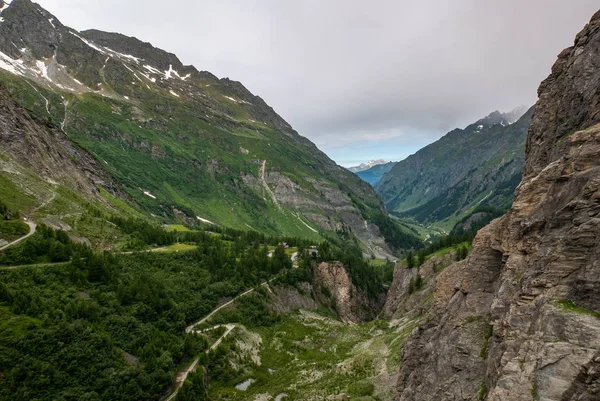 Vista Panorámica Del Hermoso Paisaje Los Alpes Suizos Prados Verdes — Foto de Stock