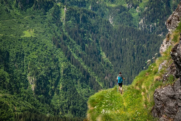 Kobiece Dla Podróżujących Plecakiem Górski Szlak Turystyczny Podziwiając Widoki Alpy — Zdjęcie stockowe