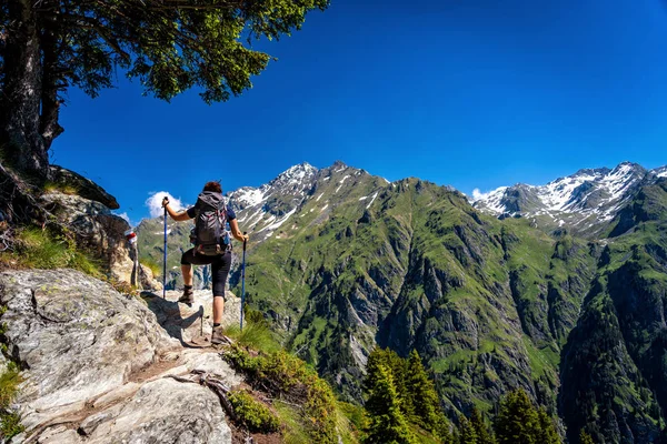 Viajante Feminina Com Trilha Montanha Mochila Admirando Vistas Dos Alpes — Fotografia de Stock