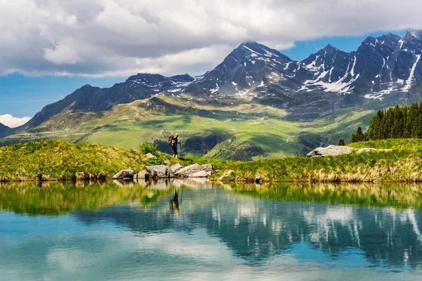 Female Traveler Backpack Hiking Mountain Trail Next Mountain Lake Admiring — Stock Photo, Image