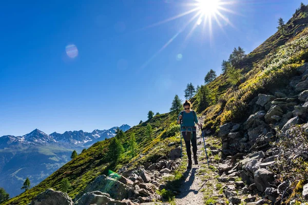 Viajero Femenino Con Mochila Sendero Montaña Los Alpes Suizos Zona — Foto de Stock