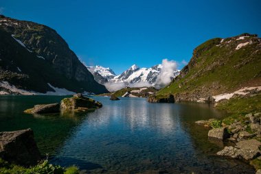 İsviçre Alpleri yansıması Lac de Louvie - yukarıda Val de Bagnes Vadisi, İsviçre dağ gölü su.