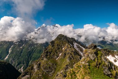Dramatik dağ manzarası ile alçak bulutlar Alpleri'nde Valais (Pennine Alps), İsviçre.