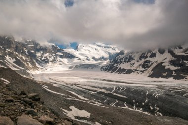 Alçak bulutlar ile dramatik dağ manzarası. Buzul görünümünden Cabane Fxb Panossiere. Buzul de Corbassiere ve Grand kombinasyon Alpleri'nde Valais (Pennine Alps), İsviçre.