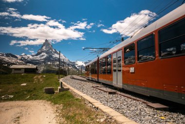 Gornergrat turistik tren Matterhorn dağ içinde belgili tanımlık geçmiş. Valais bölge, Zermatt, İsviçre.