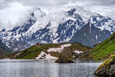 İsviçre Alpleri yansıması Lac de Louvie - yukarıda Val de Bagnes Vadisi, İsviçre dağ gölü su.