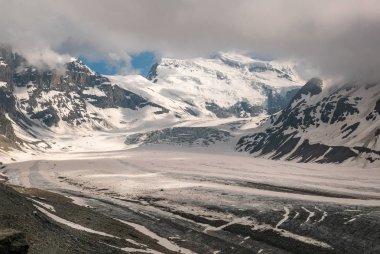 Alçak bulutlar ile dramatik dağ manzarası. Buzul görünümünden Cabane Fxb Panossiere. Buzul de Corbassiere ve Grand kombinasyon Alpleri'nde Valais (Pennine Alps), İsviçre.