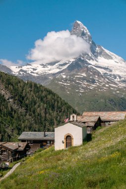 Arka plan Zermatt köyde küçük Şapel ve Matterhorn (Monte Cervino, Mont Cervin). İsviçre Alpleri'nde, Valais canton, İsviçre, Europe güzel açık sahne.