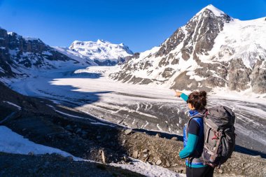 Buzul de Corbassiere arıyorum genç kadın uzun yürüyüşe çıkan kimse. Buzul ve Grand kombinasyon Alpleri'nde Valais (Pennine Alps), İsviçre dağ iz hiking.