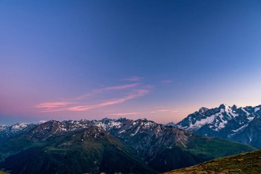 Güzel İsviçre Alpleri dağlar doğal görünümünü. Mavi saat günbatımı pembe ve mavi tonlar, Verbier, Canton du Valais, Wallis, İsviçre.