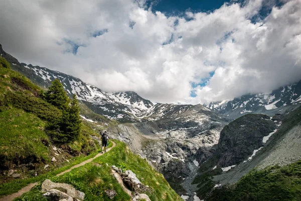 Viajero Femenino Con Mochila Senderismo Sendero Montaña Vistas Admiradoras Los — Foto de Stock