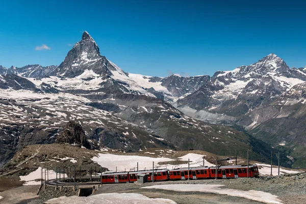 Gornergrat Turisttåg Med Berget Matterhorn Bakgrunden Valais Regionen Zermatt Schweiz — Stockfoto