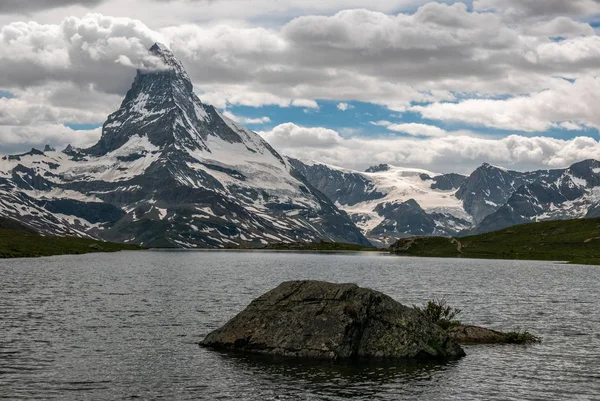 Pirámide Matterhorn Monte Cervino Mont Cervin Lago Stellisee Vista Nublada — Foto de Stock