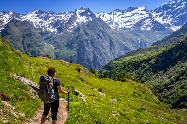 Kvinnliga Resenären Med Ryggsäck Vandring Berg Spår Och Beundra Utsikten — Stockfoto