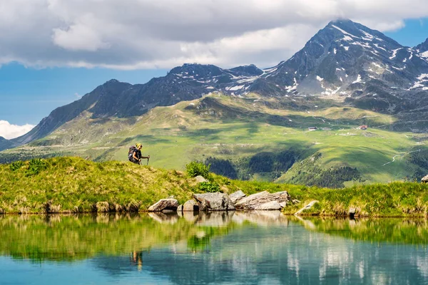 Female Traveler Backpack Hiking Mountain Trail Next Mountain Lake Admiring — Stock Photo, Image