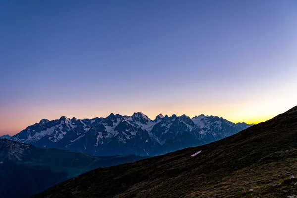 美丽的瑞士阿尔卑斯山的风景景色 蓝色小时日落以粉红色和蓝色口气 韦尔比耶 广州杜瓦莱州 沃利斯 — 图库照片