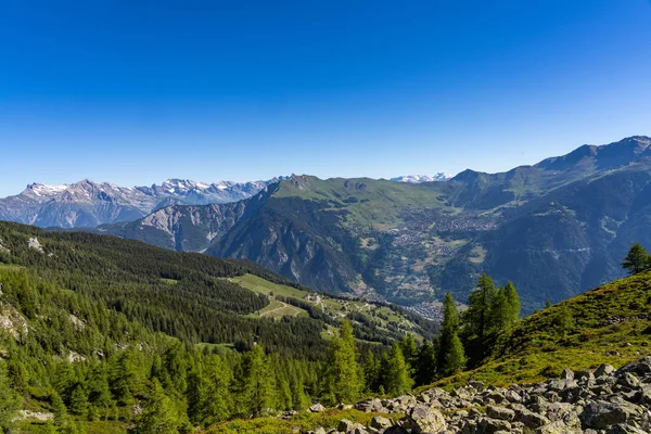 Vista Panorámica Del Hermoso Paisaje Los Alpes Suizos Prados Verdes — Foto de Stock