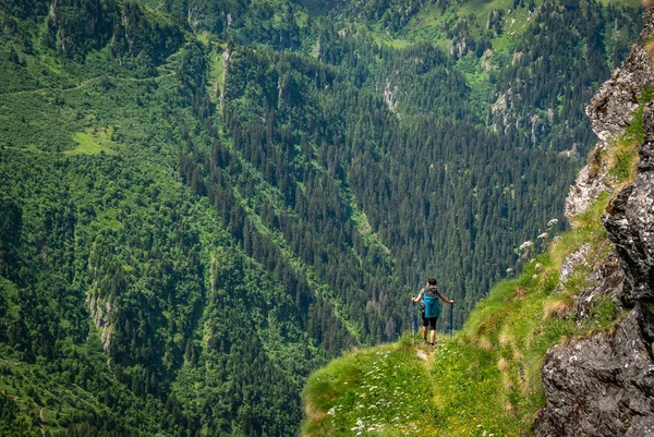 Kvinnliga Resenären Med Ryggsäck Vandring Berg Spår Och Beundra Utsikten — Stockfoto