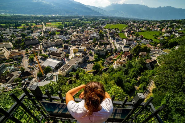 Turista Femenina Admirando Vista Vaduz Liechtenstein Vaduz Capital Liechtenstein También — Foto de Stock