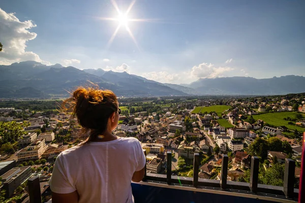 Turista Femenina Admirando Vista Vaduz Liechtenstein Vaduz Capital Liechtenstein También — Foto de Stock