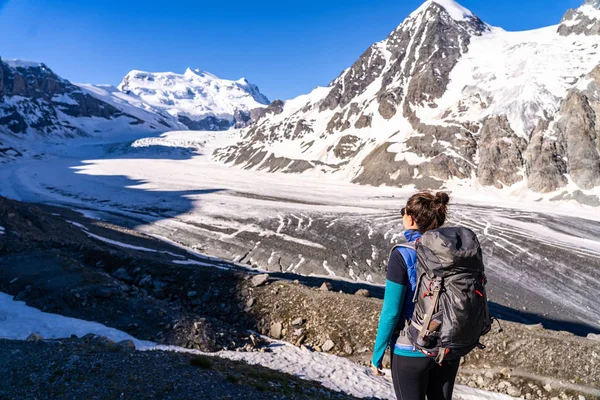 Unga Kvinnliga Hiker Tittar Glacier Corbassiere Vandring Skogsstig Runt Glacier — Stockfoto