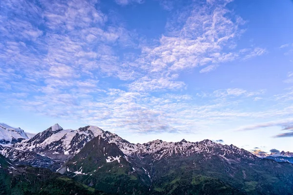 美丽的风景风景在瑞士阿尔卑斯 在瑞士春季的背景下 新鲜的绿色草地和积雪覆盖的山峰顶部 — 图库照片