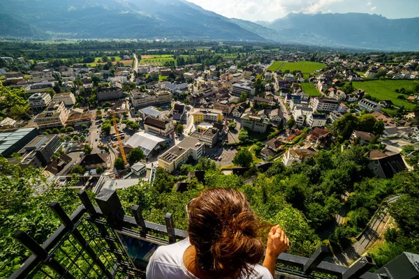 Turista Femenina Admirando Vista Vaduz Liechtenstein Vaduz Capital Liechtenstein También — Foto de Stock