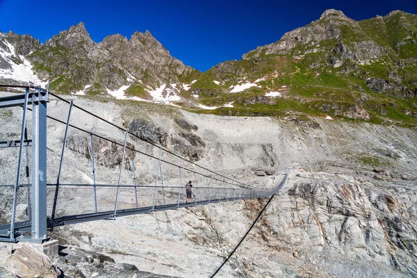 Kvinnliga Vandrare Går Bron Hängande Över Den Glacier Corbassiere Skogsstig — Stockfoto