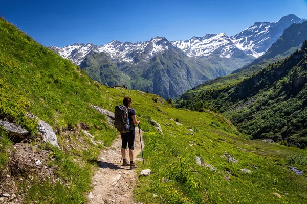 Kvinnliga Resenären Med Ryggsäck Vandring Berg Spår Och Beundra Utsikten — Stockfoto