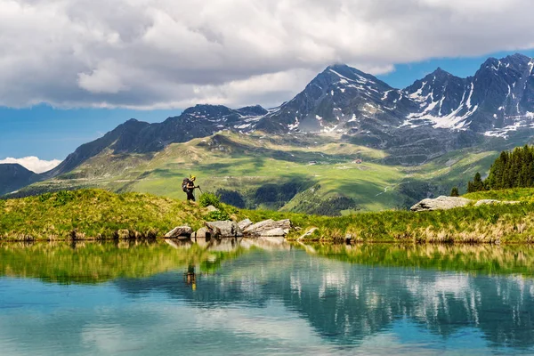 Female Traveler Backpack Hiking Mountain Trail Next Mountain Lake Admiring — Stock Photo, Image