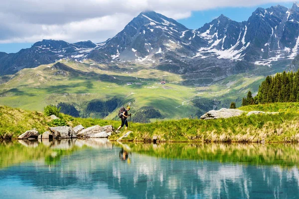 Female Traveler Backpack Hiking Mountain Trail Next Mountain Lake Admiring — Stock Photo, Image