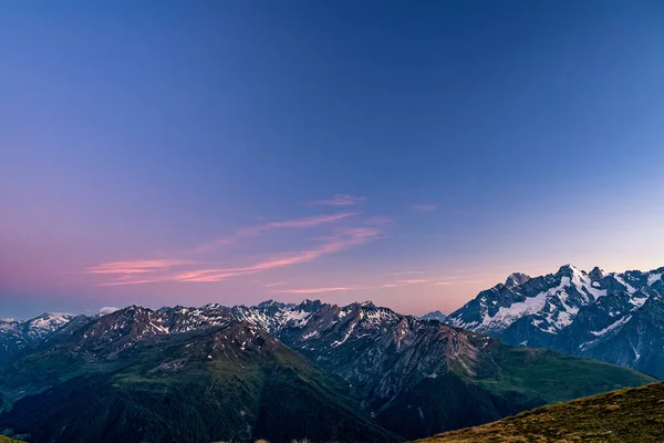 Vacker Utsikt Över Vackra Schweiziska Alperna Bergen Blå Timmen Sunset — Stockfoto