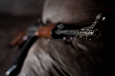Ak-47 Kalaşnikof tüfek düşük anahtar fotoğraf. Rusya/Sovyetler Birliği'nden karanlık temalı otomatik tüfek.