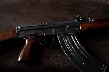 Ak-47 Kalaşnikof tüfek düşük anahtar fotoğraf. Rusya/Sovyetler Birliği'nden karanlık temalı otomatik tüfek.