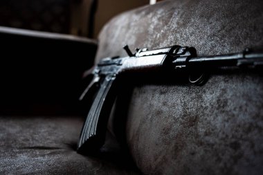 Ak-47 Kalaşnikof tüfek düşük anahtar fotoğraf. Rusya/Sovyetler Birliği'nden karanlık temalı otomatik tüfek.