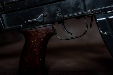 Ak-47 Kalaşnikof tüfek düşük anahtar fotoğraf. Rusya/Sovyetler Birliği'nden karanlık temalı otomatik tüfek.